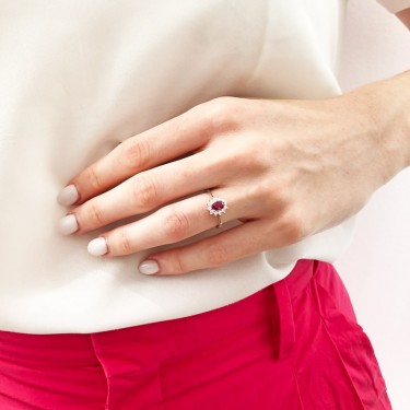 Δαχτυλίδι ροζέτα με ρουμπίνι φορεμένο kv24654