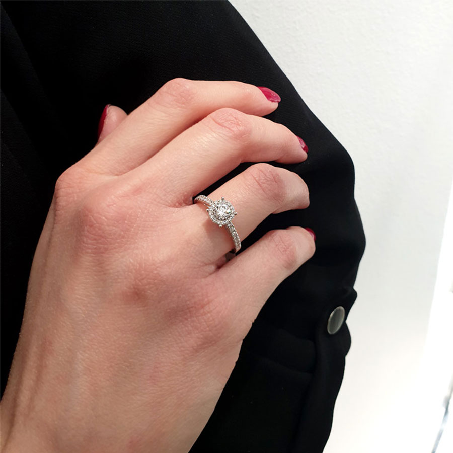 δαχτυλίδι μονόπετρο halo ροζέτα με διαμάντια φορεμένο σε χέρι KR71