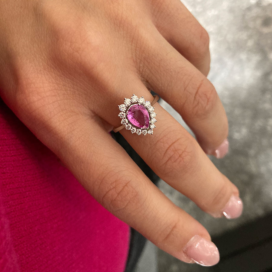 δαχτυλίδι δάκρυ με ροζ ζαφείρι και διαμάντια