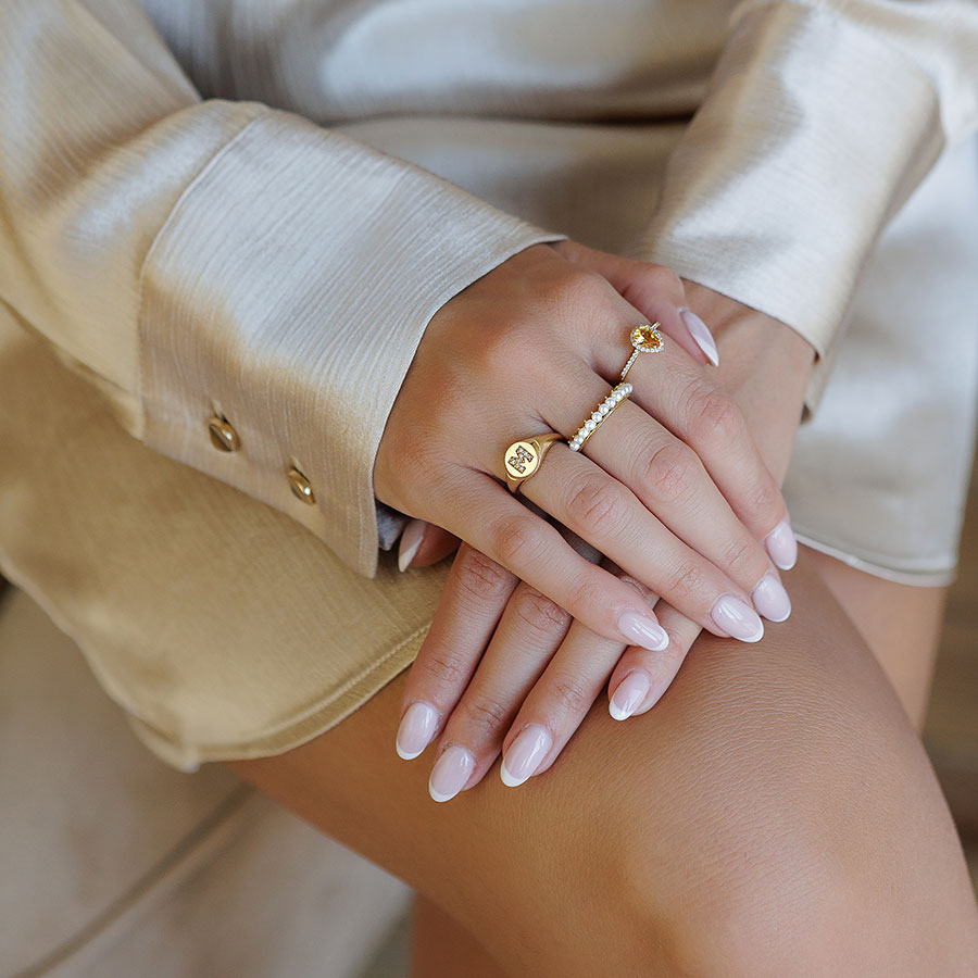 δαχτυλίδι chevalier φορεμένο σε χέρι