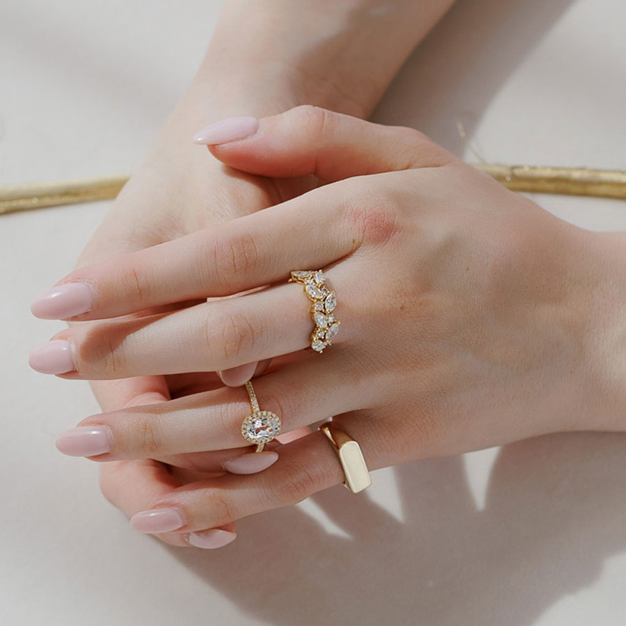 δαχτυλίδι chevalier φορεμένο σε χέρι