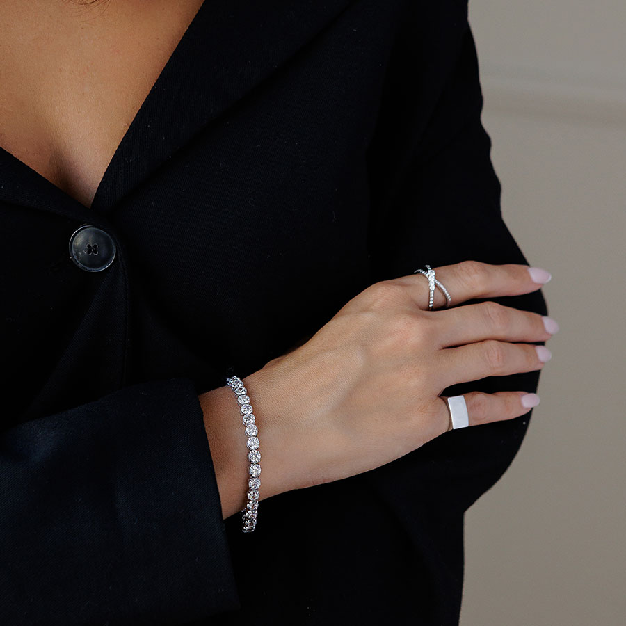 δαχτυλίδι chevalier φορεμένο σε γυναικείο χέρι