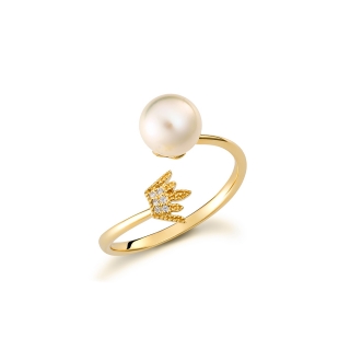 Ring with pearl and crown