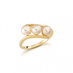 Ring with pearls