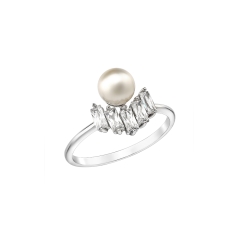Ring with pearl